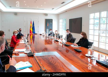 Madrid, Spanien. 05. März 2022. Madrid Spanien; 05.03.2022.- Spaniens Präsident Pedro Sánchez empfängt die Präsidentin der Europäischen Kommission, Ursula von der Leyen, im La Moncloa-Komplex, Sitz der Regierung des Königreichs Spanien.Quelle: Juan Carlos Rojas/dpa/Alamy Live News Stockfoto