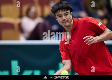 HELSINGBORG 20220305 der japanische Taro Daniel in Aktion während dieses Einzelspieles gegen den schwedischen Dragos Madaras während der Qualifikation für die Playoffs im Davis Cup zwischen Schweden und Japan in der Helsingborg Arena am Samstag, 5. März 2022. Foto anders Bjuro / TT kod 11830 Stockfoto