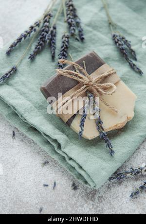 Natürliche handgemachte Seife mit getrockneten Lavendelblüten. Spa- und Massagekonzept. Gesundes Leben. Stockfoto