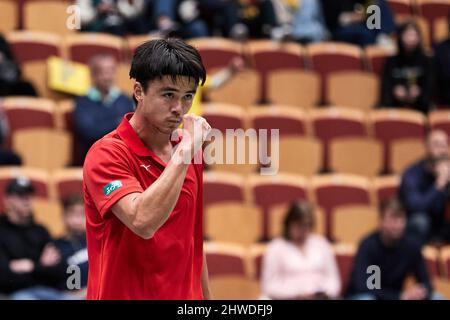 HELSINGBORG 20220305 der japanische Taro Daniel zeigt sich in diesem Einzelspiel gegen den schwedischen Dragos Madaras während der Qualifikation für die Playoffs im Davis Cup zwischen Schweden und Japan in der Helsingborg Arena am Samstag, 5. März 2022. Foto anders Bjuro / TT kod 11830 Stockfoto