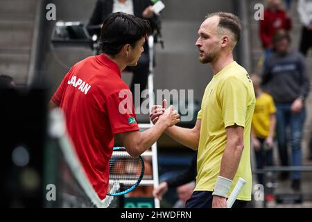 HELSINGBORG 20220305 der japanische Taro Daniel (L) gewann sein Einzelspiel gegen den schwedischen Dragos Madaras während der Qualifikation für die Playoffs im Davis Cup zwischen Schweden und Japan in der Helsingborg Arena am 5. März 2022. Foto anders Bjuro / TT kod 11830 Stockfoto