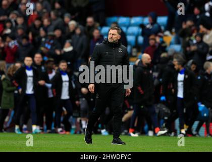 Birmingham, Großbritannien. 5.. März 2022 ; Villa Park, Birmingham, Midlands, England; Premier League Football, Aston Villa gegen Southampton; Ein enttäuschter Southampton-Manager Ralph Hasenhuttl schaut nach Vollzeit auf seine Mannschaft, bevor er zurück in den Tunnel geht Credit: Action Plus Sports Images/Alamy Live News Stockfoto