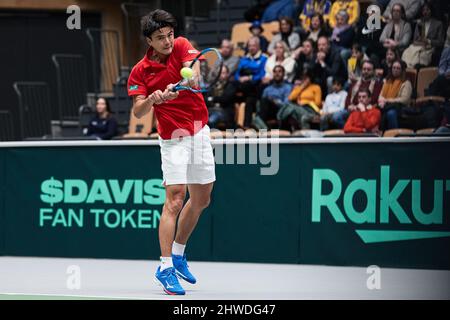 HELSINGBORG 20220305 der japanische Taro Daniel in Aktion während dieses Einzelspieles gegen den schwedischen Dragos Madaras während der Qualifikation für die Playoffs im Davis Cup zwischen Schweden und Japan in der Helsingborg Arena am Samstag, 5. März 2022. Foto anders Bjuro / TT kod 11830 Stockfoto