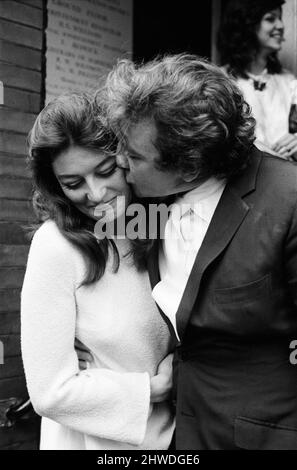 Albert Finney heiratet die französische Schauspielerin Anouk Aimee im Kensington Registry Office. Nach der Zeremonie verließ die Braut das Registerbüro ohne Ring, es gab auch keinen Empfang und keine Flitterwochen - ihr einziges Zugeständnis an die Tradition war ein bester Mann, der Schauspieler Michael Medwin war. 7.. August 1970. Stockfoto