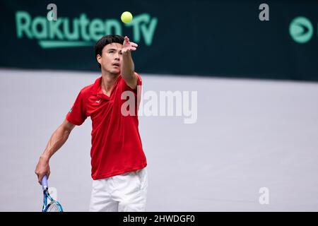 HELSINGBORG 20220305 der japanische Taro Daniel in Aktion während dieses Einzelspieles gegen den schwedischen Dragos Madaras während der Qualifikation für die Playoffs im Davis Cup zwischen Schweden und Japan in der Helsingborg Arena am Samstag, 5. März 2022. Foto anders Bjuro / TT kod 11830 Stockfoto