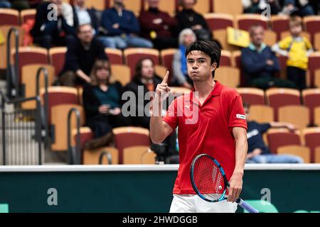 HELSINGBORG 20220305 der japanische Taro Daniel Gesten während seines Siegesmatches gegen den schwedischen Dragos Madaras während der Qualifikation für die Playoffs im Davis Cup zwischen Schweden und Japan in der Helsingborg Arena Samstag, 5. März 2022. Foto anders Bjuro / TT kod 11830 Stockfoto