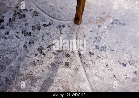 Abstrakte Formen der Eisoberfläche im Kemeri-Nationalpark, Lettland Stockfoto