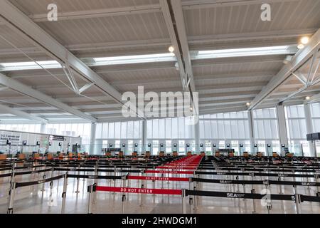 Der Sicherheitskontrollpunkt erwartet die Passagiere in der neuen internationalen Ankunftshalle am Seattle-Tacoma International Airport in SeaTac, Wash Stockfoto