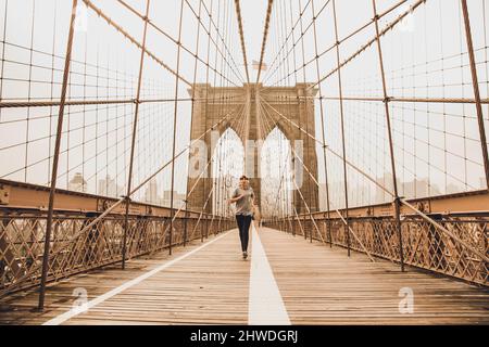 Frau beim Joggen auf der Brooklyn Bridge5 Stockfoto