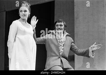 Judi Dench (der Hermine spielt) mit Barrie Ingham (der Leontes spielt) in einer Winters Tale von William Shakespeare im Royal Shakespeare Theatre, Stratford-upon-Avon, England. A Winters Tale wurde von Trevor Nunn Regie geführt. Eines seiner ersten Stücke für das RSC The Winter's Tale ist ein Theaterstück von William Shakespeare, das ursprünglich im ersten Folio von 1623 veröffentlicht wurde. Obwohl es unter den Komödien gruppiert wurde, haben einige moderne Herausgeber das Stück als eine von Shakespeares späten Romanzen neu etiketiert. Einige Kritiker betrachten es als eines von Shakespeares „Problemspielen“, weil die ersten drei Akten voll sind Stockfoto