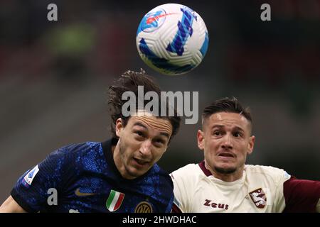 San Siro Stadium, Mailand, Italien, 04. März 2022, Matteo Darmian (FC Internazionale) und Pasquale Mazzocchi (US Salernitana 1919) kämpfen um den Ball Stockfoto