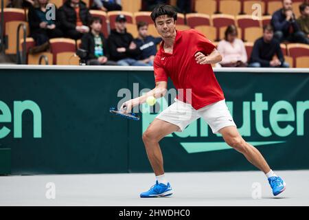 HELSINGBORG 20220305 der japanische Taro Daniel in Aktion während dieses Einzelspieles gegen den schwedischen Dragos Madaras während der Qualifikation für die Playoffs im Davis Cup zwischen Schweden und Japan in der Helsingborg Arena am Samstag, 5. März 2022. Foto anders Bjuro / TT kod 11830 Stockfoto