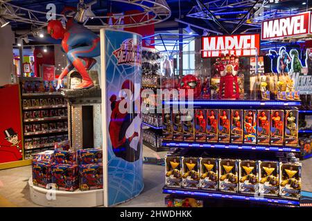 Moskau, Russland. 5.. März 2022 die Verkaufsabteilung des Marvel-Universums des Spielzeugladens Hamleys für Kinder im zentralen Kindergeschäft in Moskau in Lubyanka, Russland Stockfoto