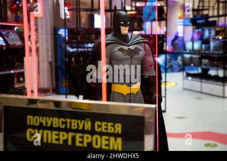 Moskau, Russland. 5.. März 2022 Ansicht des Innenraums des Batman Pop-Up Stores, des ersten offiziellen temporären Mono-Brand Stores in Russland, der dem berühmten Charakter des DC-Universums und des Batman-Films gewidmet ist, im zentralen Kindergeschäft auf Lubyanka im Zentrum von Moskau, Russland. Auf dem Banner steht: „Feel like a Superhelden“ Stockfoto