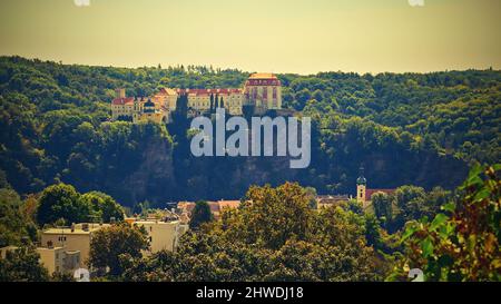 Schönen Herbst Landschaft mit Fluss, das Schloss und blauer Himmel mit Wolken und Sonne. Vranov Vranov nad Dyji (Thaya) oben Chateau, Thaya, Tschechische Repub Stockfoto