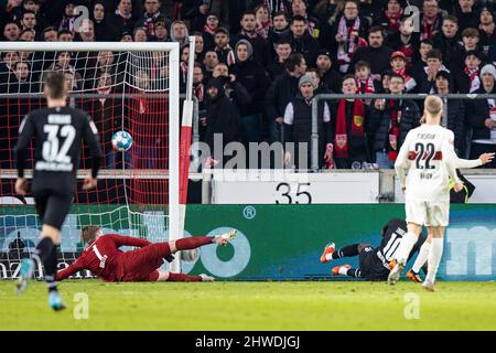 Stuttgart, Deutschland. 05. März 2022. Fußball: Bundesliga, VfB Stuttgart - Borussia Mönchengladbach, Matchday 25, Mercedes-Benz Arena. Mönchengladbachs Marcus Thuram (rechts hinten) erzielt gegen Stuttgarts Torwart Florian Müller (l) das Tor auf 0:2. Kredit: Tom Weller/dpa - WICHTIGER HINWEIS: Gemäß den Anforderungen der DFL Deutsche Fußball Liga und des DFB Deutscher Fußball-Bund ist es untersagt, im Stadion und/oder vom Spiel aufgenommene Fotos in Form von Sequenzbildern und/oder videoähnlichen Fotoserien zu verwenden oder zu verwenden./dpa/Alamy Live News Stockfoto