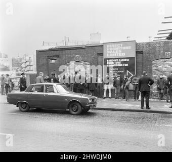 Skinheads treffen sich in der Farringdon Road, London. Zwanzig bis dreißig Jugendliche wurden entlang der Farringdon Road verfolgt, nachdem sie einen verbebten Zug und einen angeblichen Angriff auf einen Mann verübt hatten. Die Häupter wurden angehalten und mussten ihre Stiefel ausziehen, während die Polizei sie an einer Wand anstellte und sie durchsuchte. Bild zeigt: Jugendliche stehen an der Wand, während die Polizei Ermittlungen anstellt. 4.. April 1970. Stockfoto