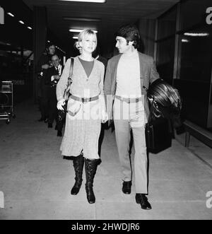 Goldie Hawn, amerikanische Schauspielerin mit Ehemann Gus Trikonis, am Flughafen London Heathrow, 29.. Januar 1970. Goldie ist in Großbritannien für die Gala-Europa-Premiere des Films Marooned, in dem sie nicht die Hauptrolle spielt, aber sie wird in Kürze im neuen Film Cactus Flower als Figur Toni Simmons auftreten. Stockfoto