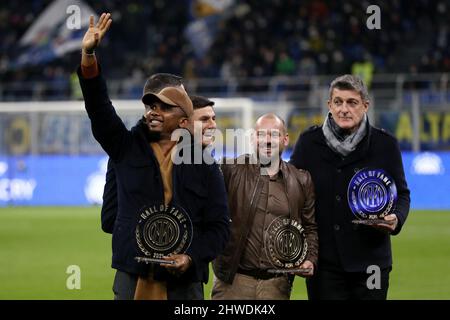 San Siro Stadium, Mailand, Italien, 04. März 2022, Samuel Eto’o begrüßt die Fans, nachdem er während des Inter - FC Internazionale den Hall of Fame Award erhalten hat Stockfoto