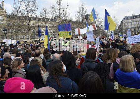 Demonstranten versammelten sich am 05. März 2022 in Paris, Frankreich, auf dem Place de la Republique, in Solidarität mit den Ukrainern und gegen den Krieg in der Ukraine. Foto von Patrice Pierrot/ABACAPRESS.COM Stockfoto