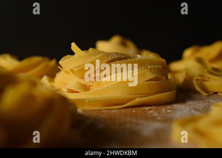 Tagliatelle. Frisch zubereitete Pasta gerollt in ein Nest. Stockfoto