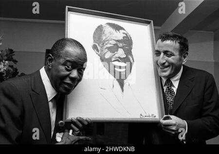 Tony Bennett, einer der größten Sänger der Welt, der jetzt im Londoner Palladium spielt, malt gerne. Sein neuestes Werk ist ein Porträt des großen Louis Armstrong. Heute überreichte Tony bei einem privaten Empfang im Savoy Hotel, London, Louis das Porträt. 28.. Oktober 1970. Stockfoto