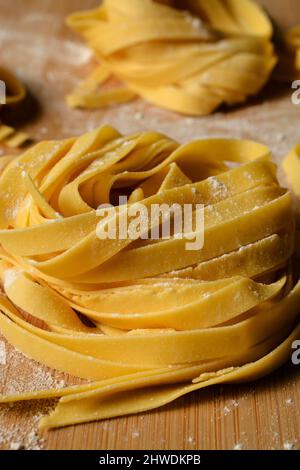 Tagliatelle. Frisch zubereitete Pasta gerollt in ein Nest. Stockfoto