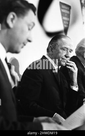 Sir Matt Busby gibt seinen Rücktritt als Manager von Manchester United auf der Pressekonferenz in Old Trafford am Dienstag, den 14.. Januar 1969, bekannt. Sir Matt Busby wurde zum General Manager ernannt und wird bis zum Ende der Saison weiterhin als Teamleiter tätig sein. Stockfoto