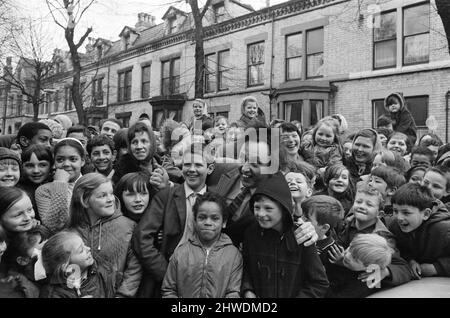 Der Komiker Ken Dodd eröffnet Wohnungen in der Ducie Street und der Beaconsfield Street, Toxteth, Liverpool. Zwei Häuser, eines in jeder Straße, wurden unter einem Team von Schutzhütten- und Planungsexperten zu Wohnungen umgebaut. Ken kommt in der Ducie Street an, um von einer großen Menschenmenge begrüßt zu werden. Straße. 7.. April 1970. Stockfoto