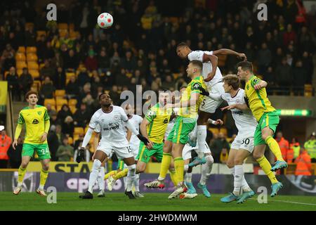 Norwich, Großbritannien. 5.. März 2022 ; Carrow Road, Norwich, Norforlk, England; Premier League Football, Norwich gegen Brentford; Ethan Pinnock von Brentford führt den Ball klar Kredit: Action Plus Sports Images/Alamy Live News Stockfoto