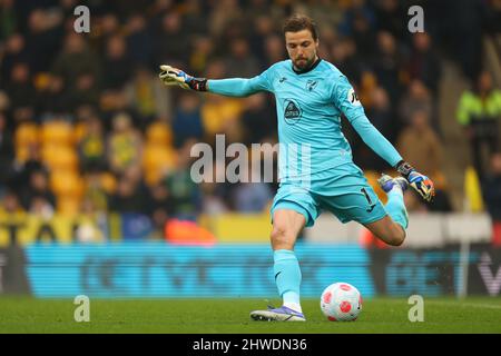 Norwich, Großbritannien. 5.. März 2022 ; Carrow Road, Norwich, Norforlk, England; Premier League Football, Norwich gegen Brentford; Tim Krul von Norwich City räumt langes Feld frei Credit: Action Plus Sports Images/Alamy Live News Stockfoto