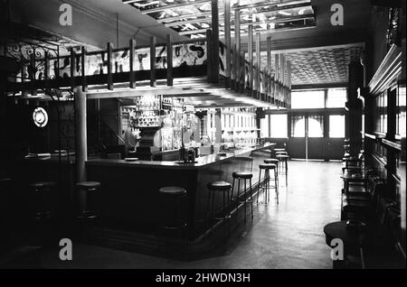 Das „Blind Beggar“ Public House an der Whitechapel Road in Mile End, East London. Die Kneipe erlangte Berühmtheit, als am 11.. März 1966 Richardson-Gang-Mitarbeiter George Cornell angeschossen und getötet wurde. Ronald Kray wurde wegen seines Mordes angeklagt. 10.. Januar 1969. Stockfoto