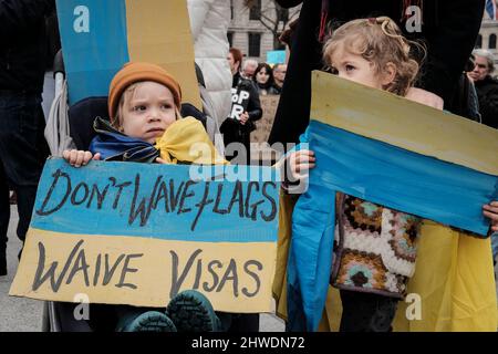 5.. März 2022, London, Großbritannien. Ukrainische Staatsbürger und pro-ukrainische Anhänger versammeln sich auf dem Trafalgar-Platz, um gegen die russische Invasion und den Krieg in der Ukraine zu protestieren. Eine junge ukrainische Familie schließt sich den Demonstranten gegen den Krieg an. Stockfoto