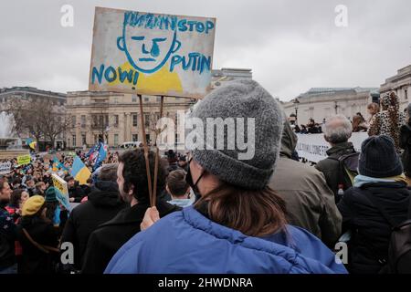 5.. März 2022, London, Großbritannien. Ukrainische Staatsbürger und pro-ukrainische Anhänger versammeln sich auf dem Trafalgar-Platz, um gegen die russische Invasion und den Krieg in der Ukraine zu protestieren. Stockfoto