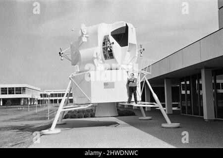 Ronnie Bedford, Wissenschaftsredakteurin für den Daily Mirror, im Bild stehend auf einem lebensgroßen Modell der Apollo-Mondlandefähre, die am 24.. Februar 1969 in den Kennedy Space Center Visitor Complex in Cape Canaveral, Florida, USA, verlegt werden soll. Stockfoto