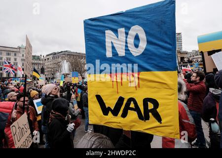 5.. März 2022, London, Großbritannien. Ukrainische Staatsbürger und pro-ukrainische Anhänger versammeln sich auf dem Trafalgar-Platz, um gegen die russische Invasion und den Krieg in der Ukraine zu protestieren. Stockfoto