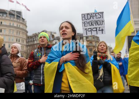 LONDON, AM 05 2022. MÄRZ, singen Demonstranten die ukrainische Nationalhymne während eines Protestes gegen die russische Invasion der Ukraine auf dem Trafalgar Square. Kredit: Lucy North/Alamy Live Nachrichten Stockfoto