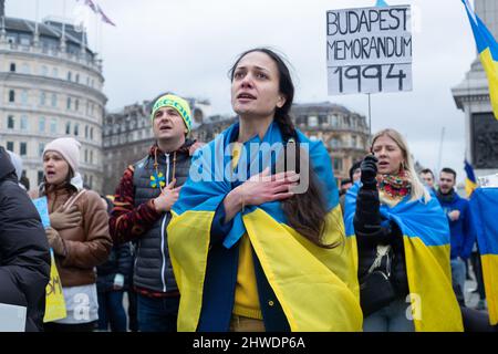 LONDON, AM 05 2022. MÄRZ, singen Demonstranten die ukrainische Nationalhymne während eines Protestes gegen die russische Invasion der Ukraine auf dem Trafalgar Square. Kredit: Lucy North/Alamy Live Nachrichten Stockfoto