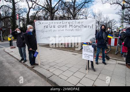 München, Bayern, Deutschland. 5. März 2022. Im Rahmen von fast täglichen Demonstrationen gegen den Krieg in der Ukraine organisierten die Münchner eine Menschenkette, die sich zwischen den russischen und den ukrainischen Konsulaten spannte. (Bild: © Sachelle Babbar/ZUMA Press Wire) Stockfoto