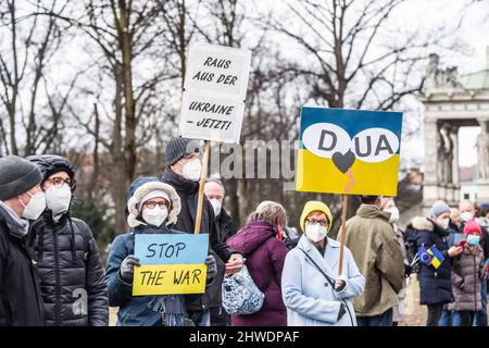 München, Bayern, Deutschland. 5. März 2022. Im Rahmen von fast täglichen Demonstrationen gegen den Krieg in der Ukraine organisierten die Münchner eine Menschenkette, die sich zwischen den russischen und den ukrainischen Konsulaten spannte. (Bild: © Sachelle Babbar/ZUMA Press Wire) Stockfoto