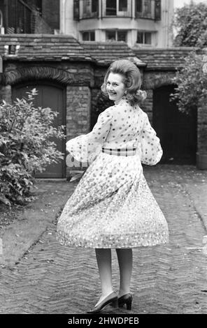 Lady Dartmouth, Tochter von Alexander McCorquodale und Romantikerin Dame Barbara Cartland, wurde zu einer der 10 bestgekleideten Damen des Landes gewählt. Sie ist in ihrem Zuhause in einem bunten Midi-Kleid abgebildet. 21.. September 1970. Stockfoto