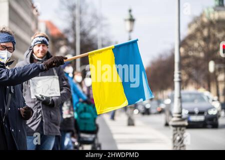 München, Bayern, Deutschland. 5. März 2022. Im Rahmen von fast täglichen Demonstrationen gegen den Krieg in der Ukraine organisierten die Münchner eine Menschenkette, die sich zwischen den russischen und den ukrainischen Konsulaten spannte. (Bild: © Sachelle Babbar/ZUMA Press Wire) Stockfoto