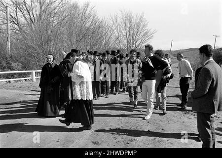 Rolling Stones: Dreharbeiten zu Ned Kelly in Australien. Mick Jagger. Regisseur Tony Richardson, in weißen Hosen, inszeniert die Beerdigungsszene. Juli 1969 73-6371b-040 Stockfoto