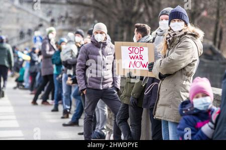 München, Bayern, Deutschland. 5. März 2022. Im Rahmen von fast täglichen Demonstrationen gegen den Krieg in der Ukraine organisierten die Münchner eine Menschenkette, die sich zwischen den russischen und den ukrainischen Konsulaten spannte. (Bild: © Sachelle Babbar/ZUMA Press Wire) Stockfoto