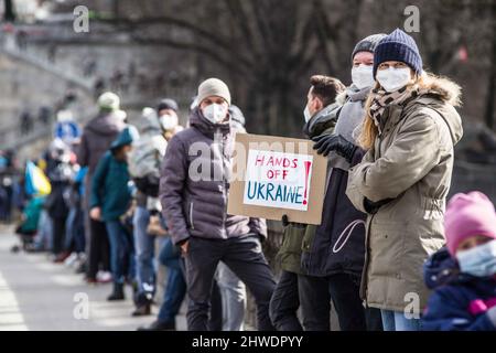 München, Bayern, Deutschland. 5. März 2022. Im Rahmen von fast täglichen Demonstrationen gegen den Krieg in der Ukraine organisierten die Münchner eine Menschenkette, die sich zwischen den russischen und den ukrainischen Konsulaten spannte. (Bild: © Sachelle Babbar/ZUMA Press Wire) Stockfoto