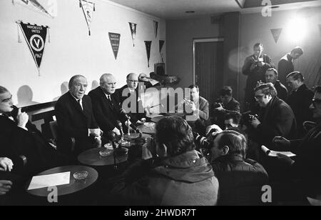 Sir Matt Busby gibt seinen Rücktritt als Manager von Manchester United auf der Pressekonferenz in Old Trafford am Dienstag, den 14.. Januar 1969, bekannt. Sir Matt Busby wurde zum General Manager ernannt und wird bis zum Ende der Saison weiterhin als Teamleiter tätig sein. Stockfoto