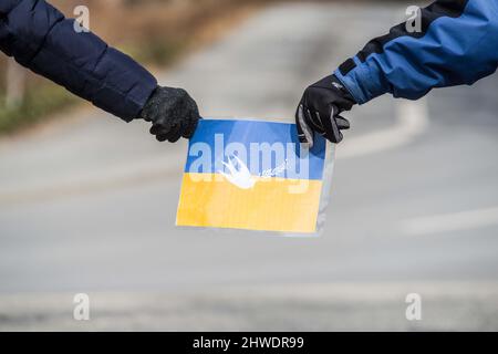 München, Bayern, Deutschland. 5. März 2022. Im Rahmen von fast täglichen Demonstrationen gegen den Krieg in der Ukraine organisierten die Münchner eine Menschenkette, die sich zwischen den russischen und den ukrainischen Konsulaten spannte. (Bild: © Sachelle Babbar/ZUMA Press Wire) Stockfoto