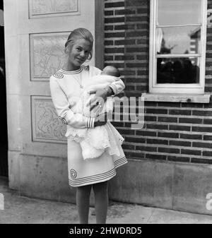 Katharine, Herzogin von Kent, verlässt das Kings College Hospital in Denmark Hill, London, mit ihrem sechs Tage alten Sohn Lord Nichola Windsor. Die Nachricht von der Geburt wurde an den Herzog in Zypern angerufen, wo er beim Royal Scots Grays Squadron dient. 31.. Juli 1970. Stockfoto