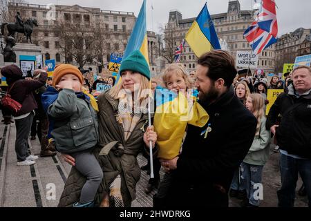 5.. März 2022, London, Großbritannien. Ukrainische Staatsbürger und pro-ukrainische Anhänger versammeln sich auf dem Trafalgar-Platz, um gegen die russische Invasion und den Krieg in der Ukraine zu protestieren. Eine junge ukrainische Familie schließt sich den Demonstranten gegen den Krieg an. Stockfoto