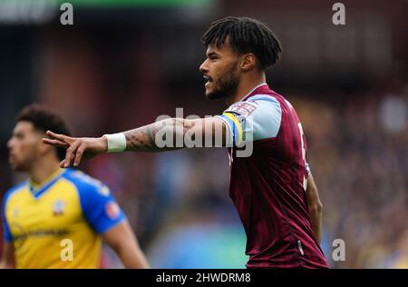 Tyrone Mings von Aston Villa trägt ein Armband, das die Farben der Flagge der Ukraine während des Spiels der Premier League im Villa Park, Birmingham, trägt. Bilddatum: Samstag, 5. März 2022. Stockfoto